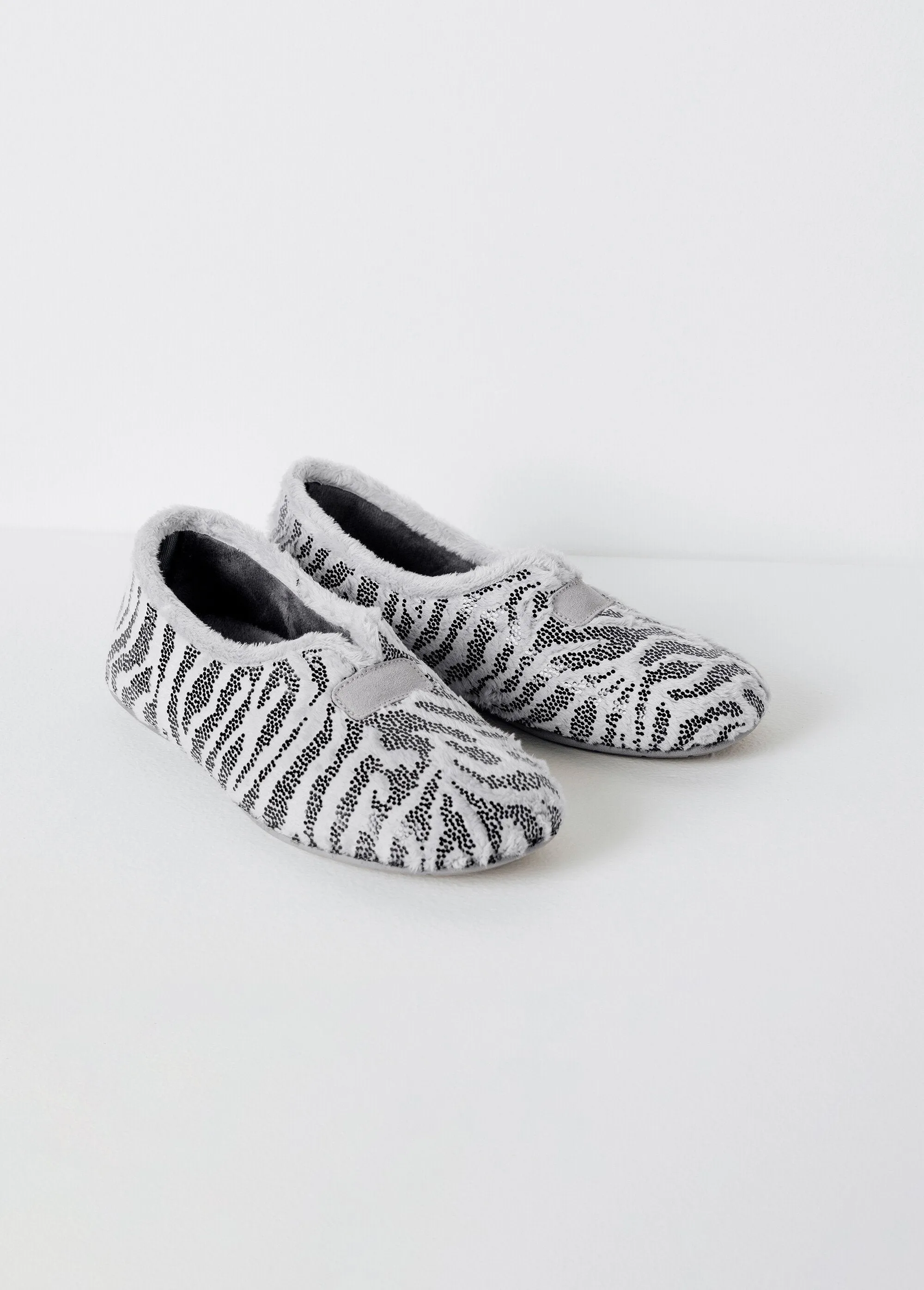 Comfort width slipper in plush mesh