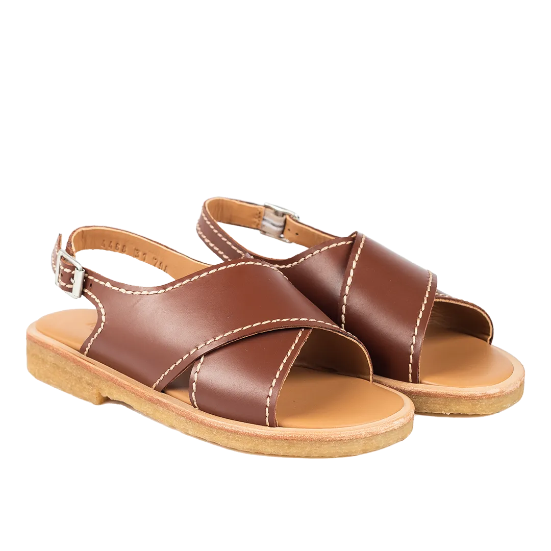 Cross sandal with detail stitchings and buckle