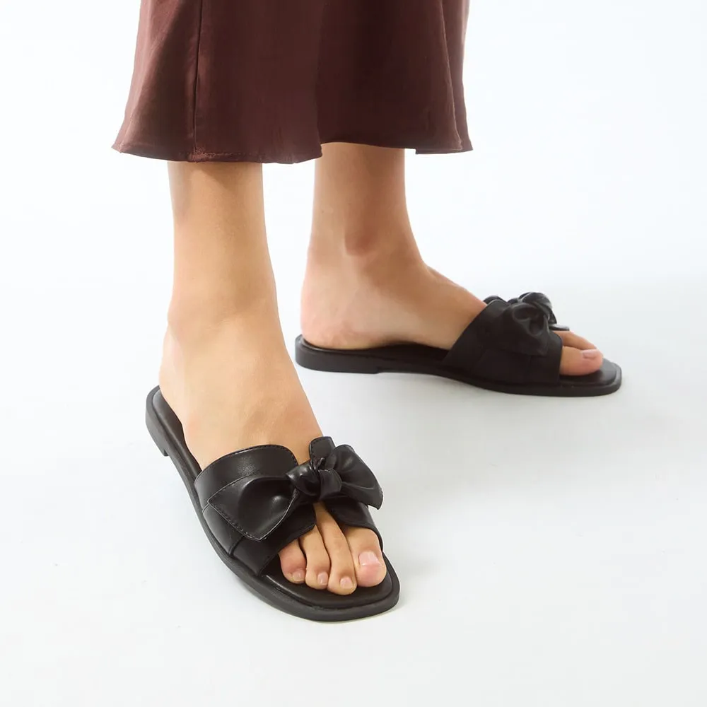 Dahlia Flat in Black Smooth