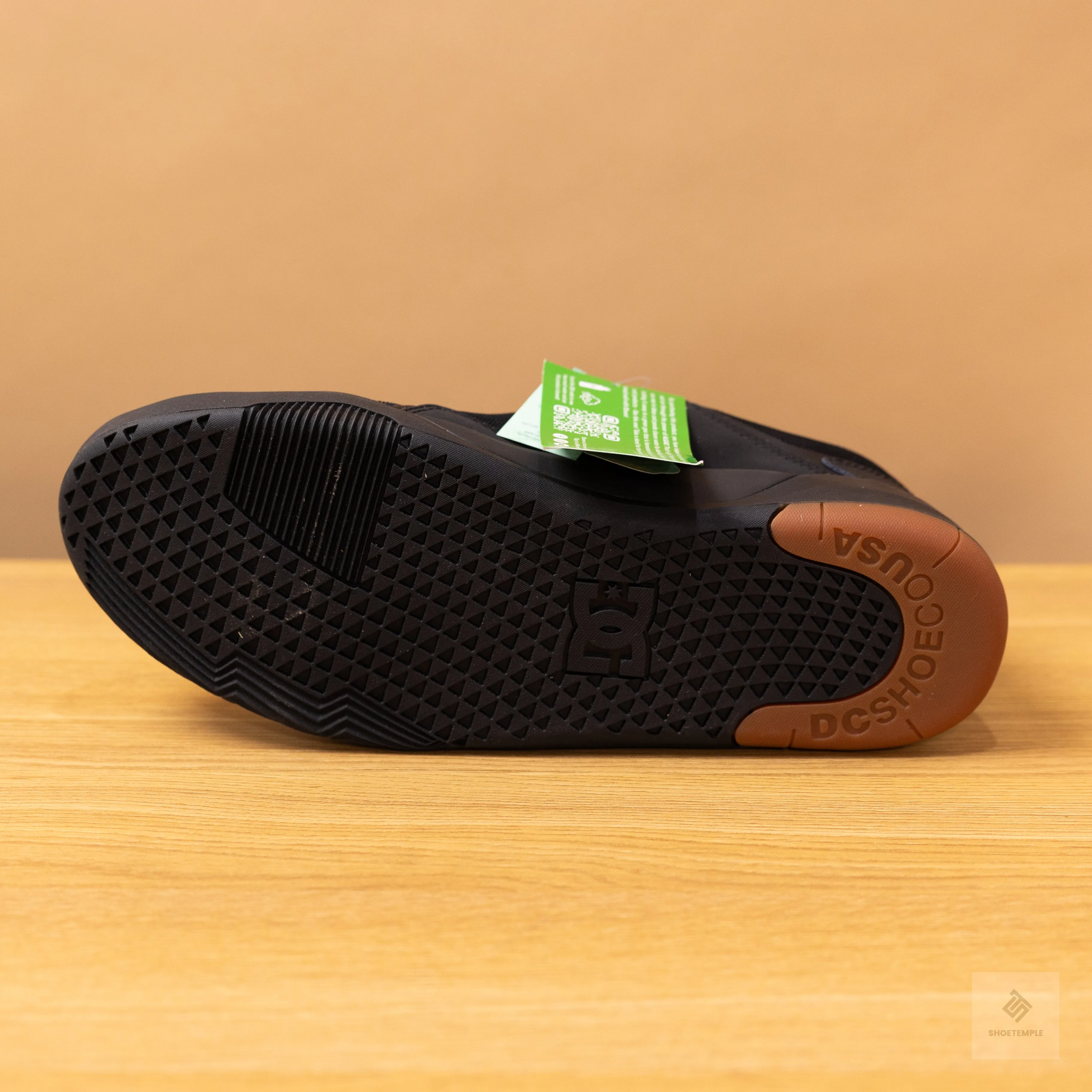 DC Metric Trainers All Black