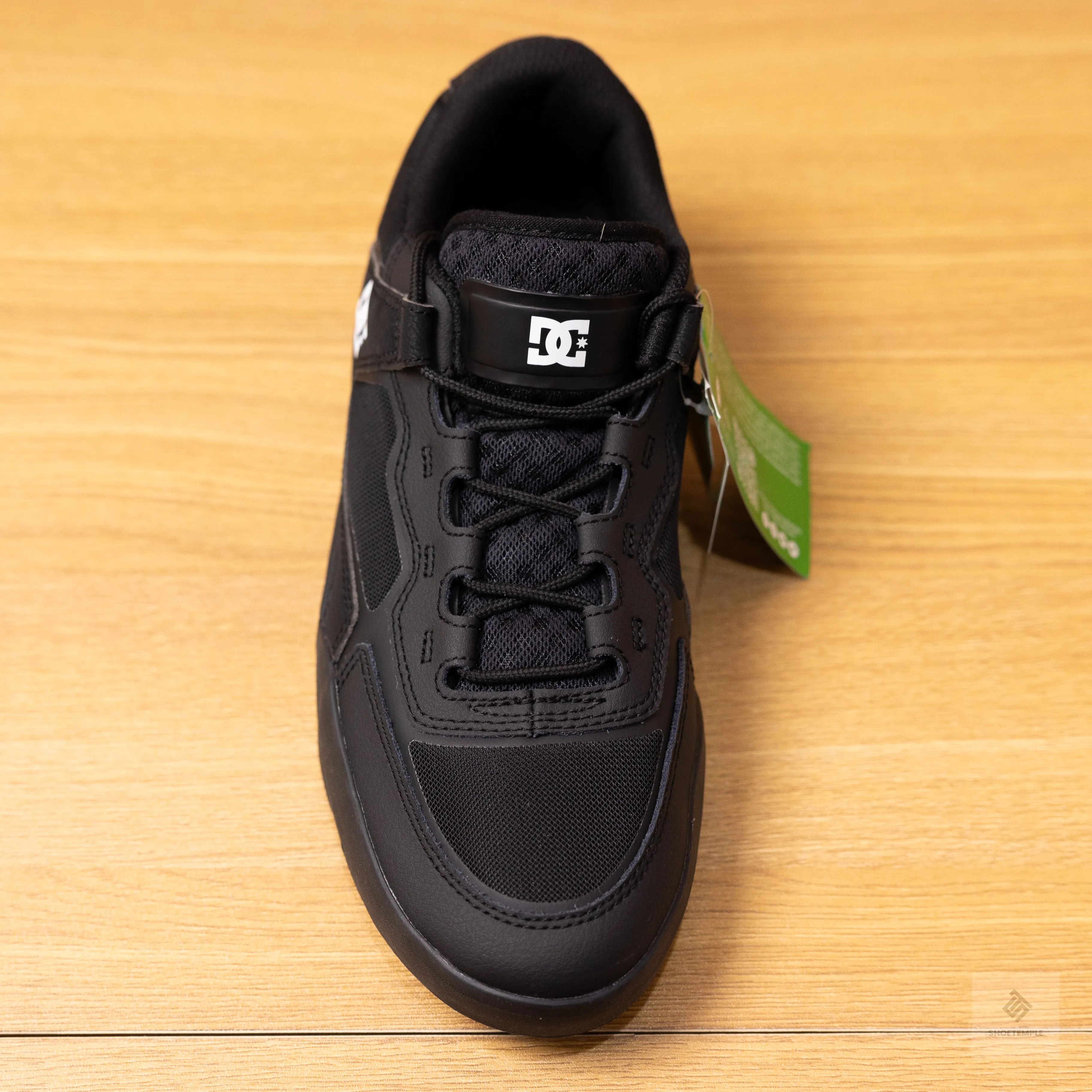 DC Metric Trainers All Black