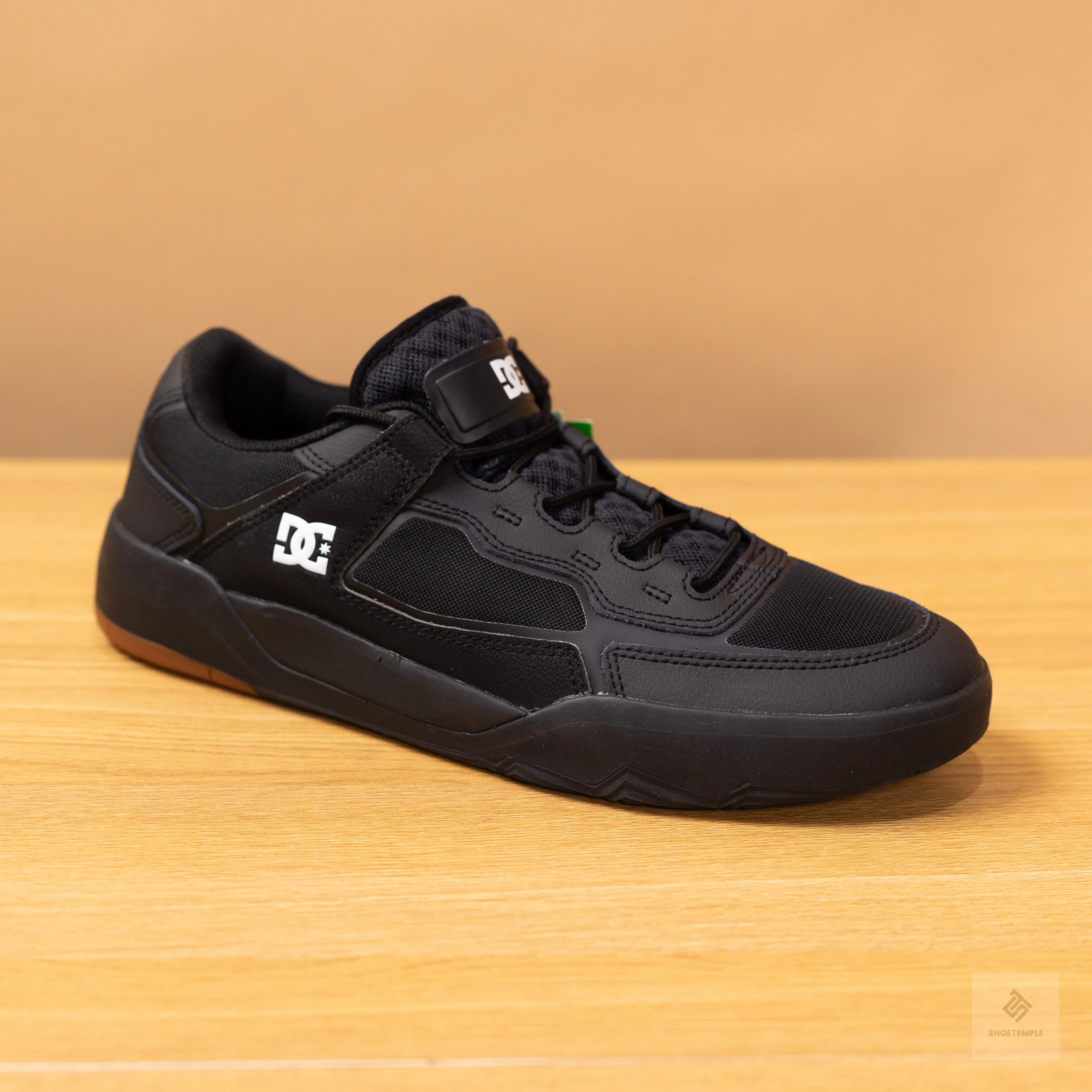 DC Metric Trainers All Black