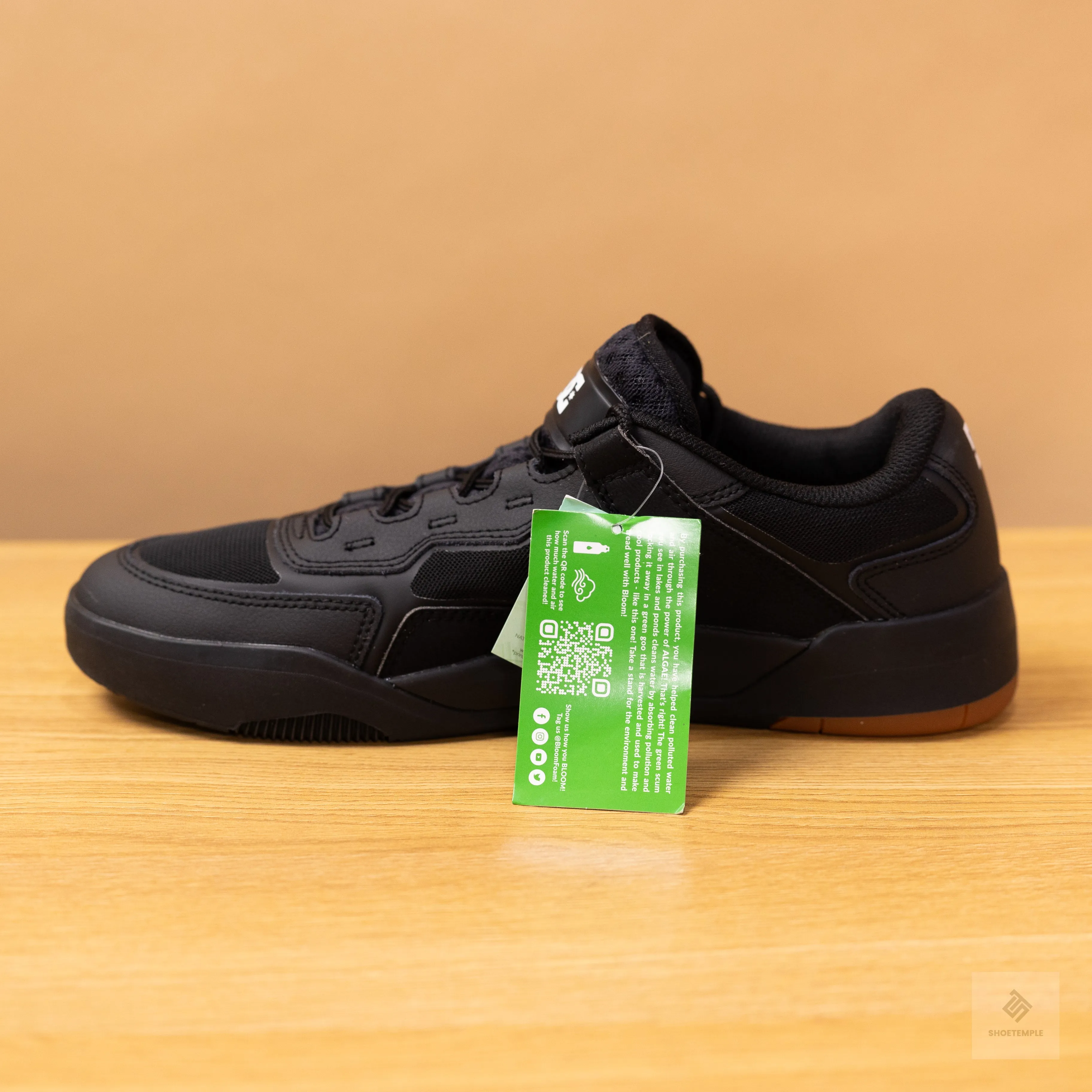 DC Metric Trainers All Black