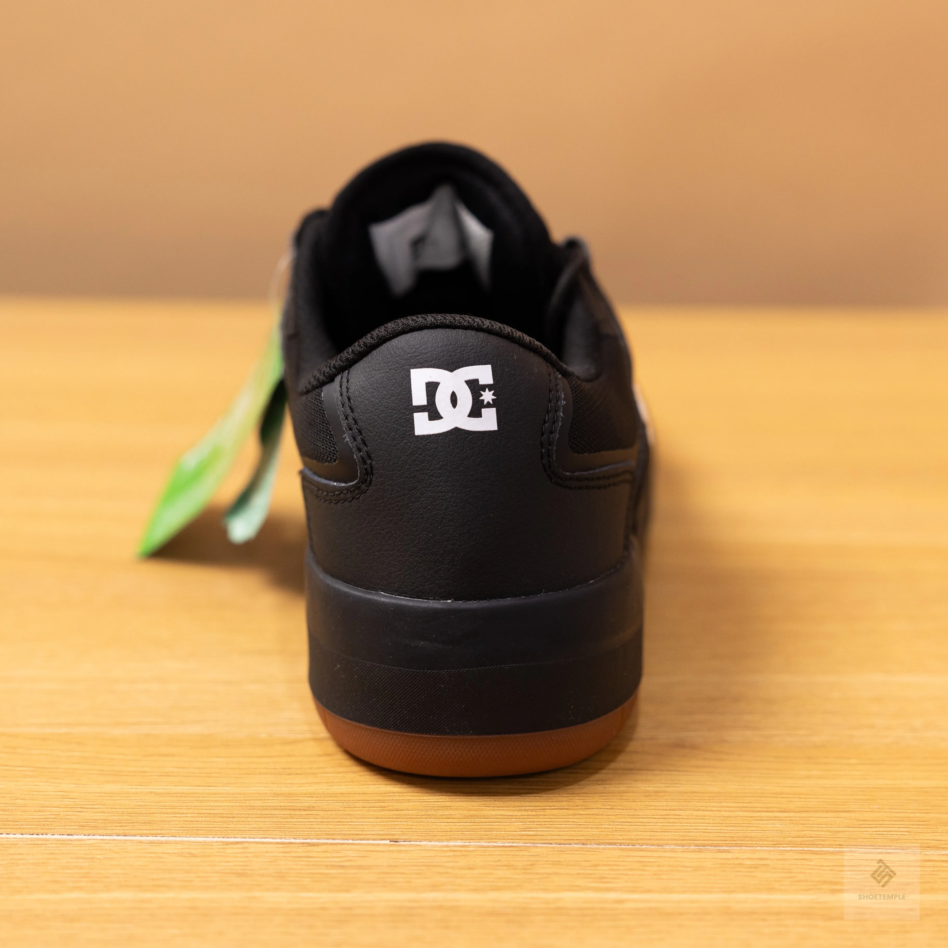 DC Metric Trainers All Black