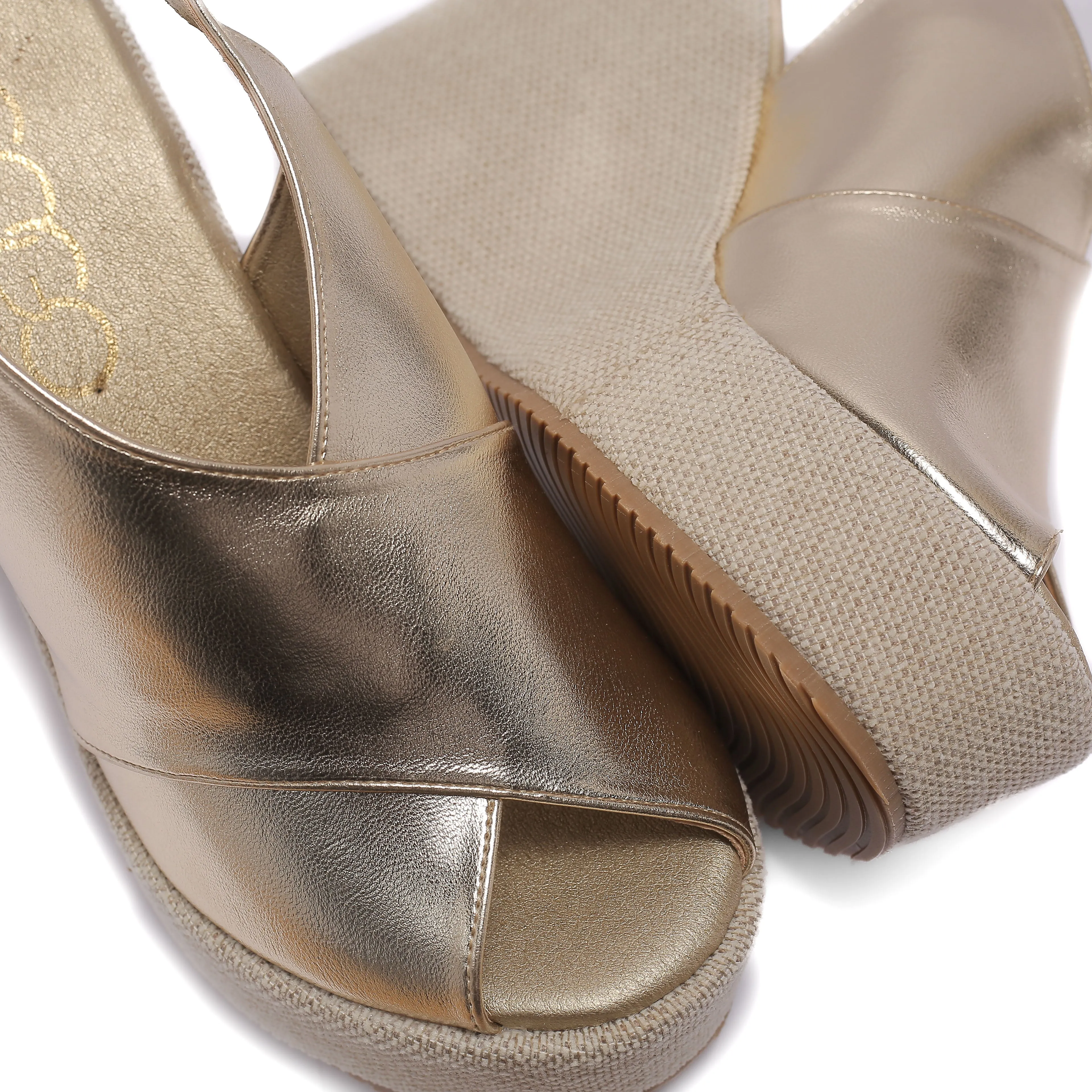 Gold Heeled sandal with crossed straps