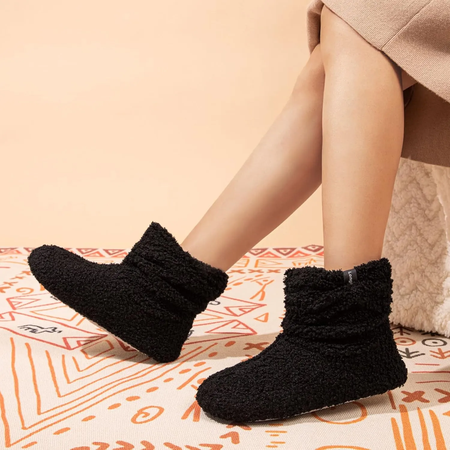 LongBay Women’s Warm Curly Fur Bootie Slippers Comfy Plush Fleece Boots Memory Foam House Shoes