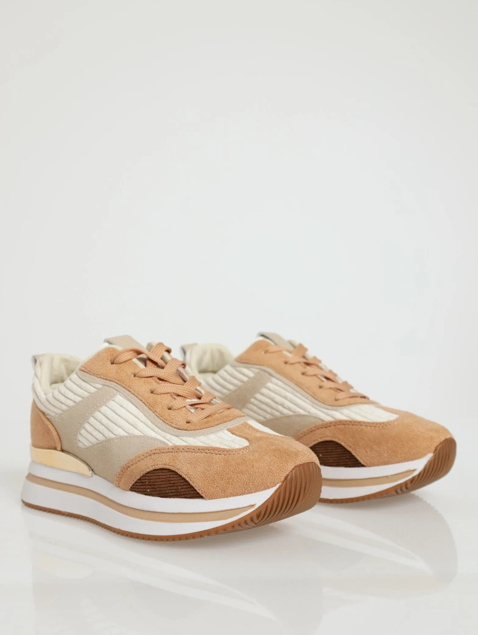 Retro Sneaker With Gold Insert - White/Beige