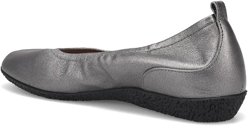Taos Footwear Women's Chit Chat Flat