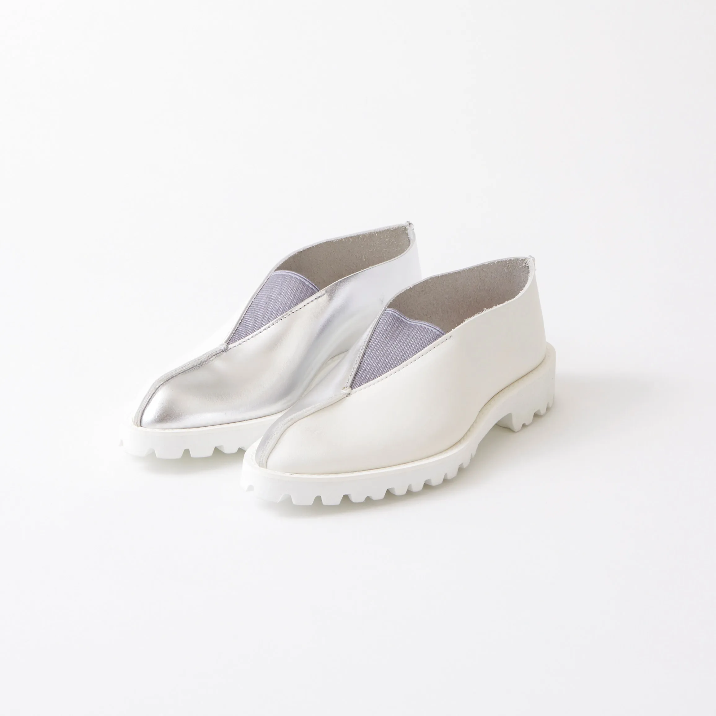 TRIANGLE FLAT　SMOOTH WHITE  / METALLIC SILVER