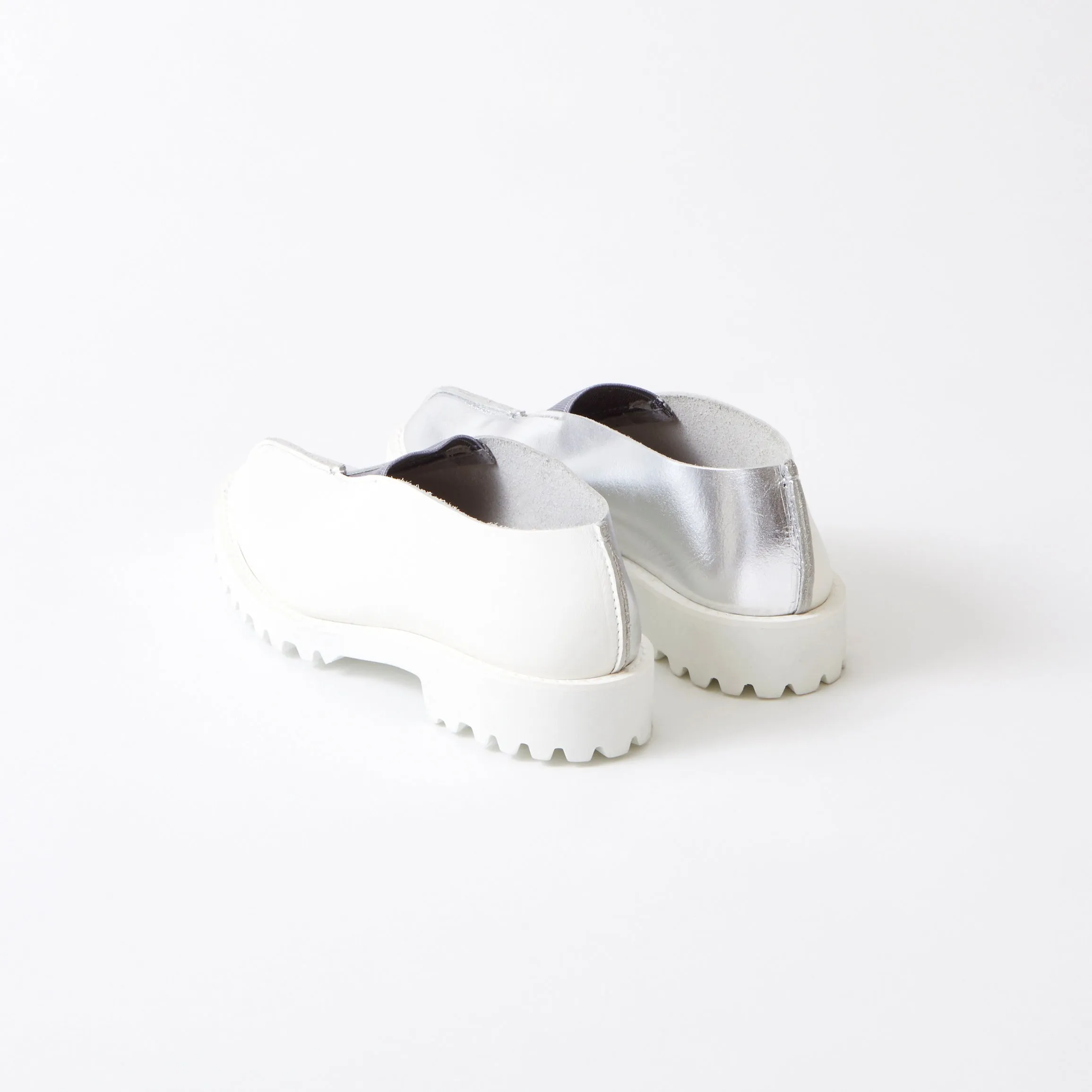 TRIANGLE FLAT　SMOOTH WHITE  / METALLIC SILVER